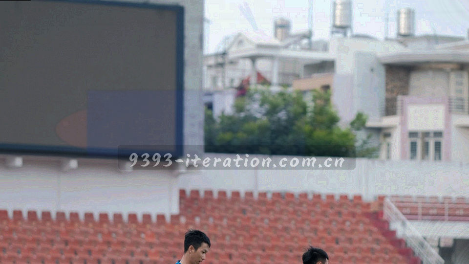电脑端与移动端两个线框界面并排，首屏导航位置用亮橙框标出